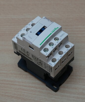 Schneider Electric CAD32 magneetschakelaar P7 230V 2NC+3NO 10A (Remeha S22760)