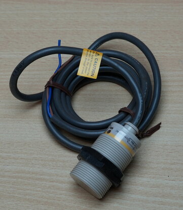 Omron E2FX10Y1 Cylindrical Proximity Sensor