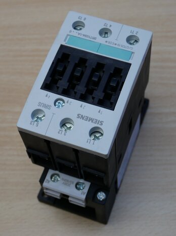 Siemens 3RT1034-1AM20 Power Contactor AC-3 32 A, 15 kW / 400 V, 208 V AC 50 / 60 Hz, 3P